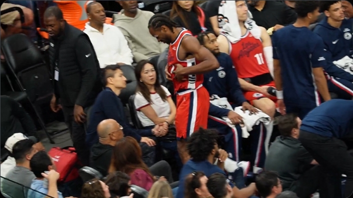 世界杯精彩集锦下载-不像脚踝！小卡表情痛苦捂着自己的腰腹部离场并高举双手进行伸展